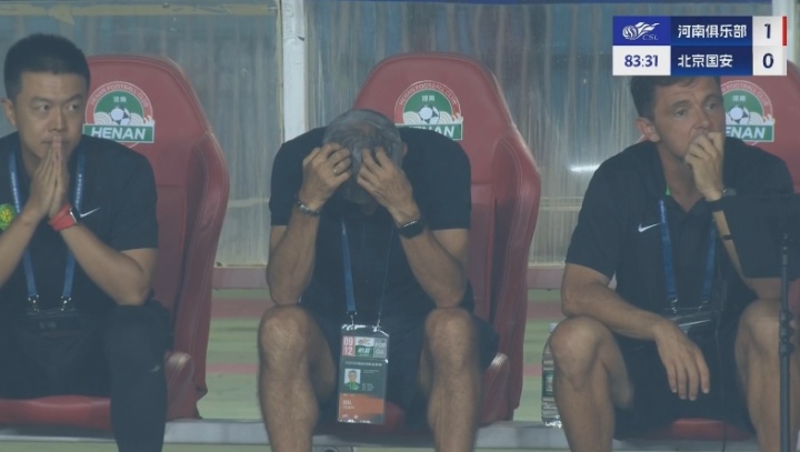 MK体育在线-压力太大！国安送点后塞蒂恩完全不敢看，头埋在自己怀里了