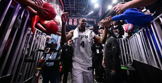 MK体育官网-绝杀超时非战之罪！福克斯两战征服马刺球迷