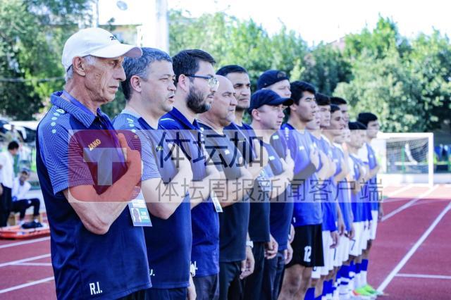 3-伊尼列夫(左一)以主教练身份率乌兹别克07年龄段队伍征战中亚杯U20锦标赛_副本.jpg