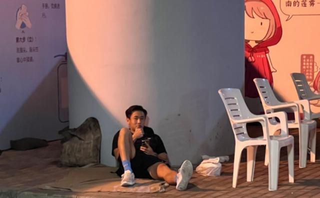 MK体育在线-深圳队凌晨露宿海口街头：戴伟浚晒出“流浪汉”照