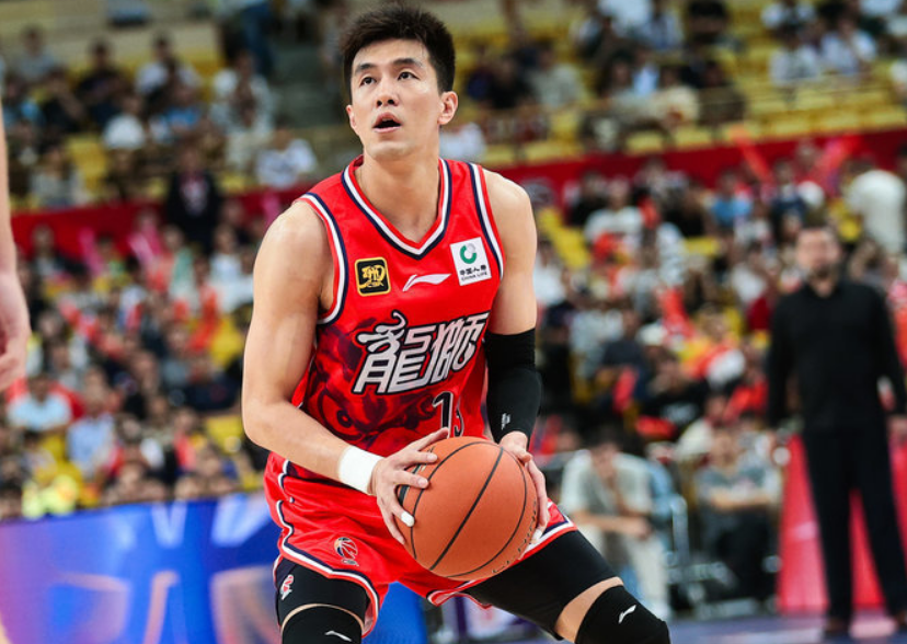 MK体育下载-突发！郭艾伦突破左膝受伤痛苦倒地翻滚 被担架车给推下场